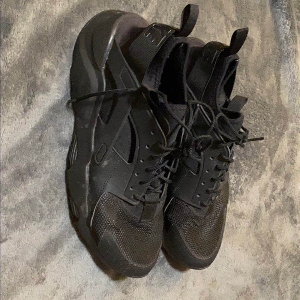 Black Nike Huaraches
